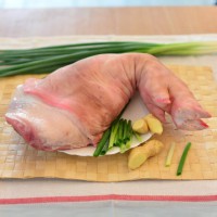 中央畜牧場家香豬 豬前腳*1(剖半切塊) Pork Hock (cut in half)
