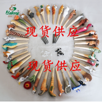 现货库存创意木雕动物笔手工雕刻木头笔景区地摊热卖木质圆珠笔