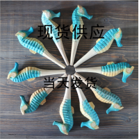 厂家定制创意木雕动物笔库存手工木头笔木质景区热卖圆珠木雕笔