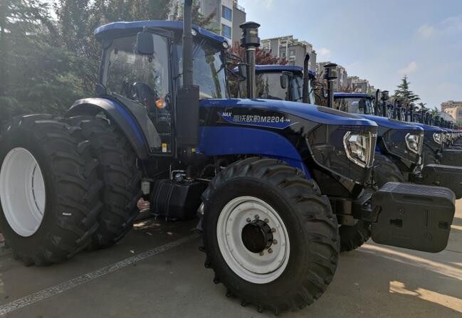 Tractor  LOVOL2204